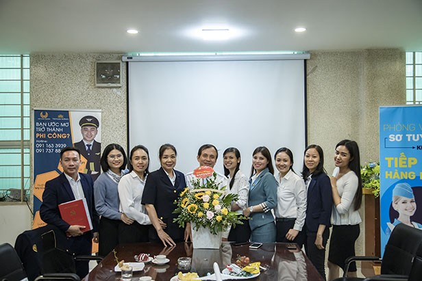 TCông đoàn tặng hoa chúc mừng đội ngũ nữ cán bộ, nhân viên, cộng tác viên của VNAS nhân ngày Phụ nữ Việt Nam