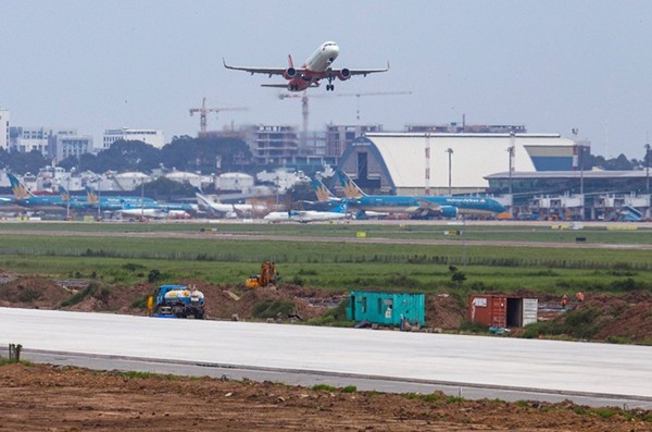 Airbus A321 được cất cánh đầu tiên trên đường băng mới ở Tân Sơn Nhất