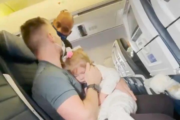 TBị mời xuống khỏi máy bay vì con gái 2 tuổi không chịu đeo khẩu trang