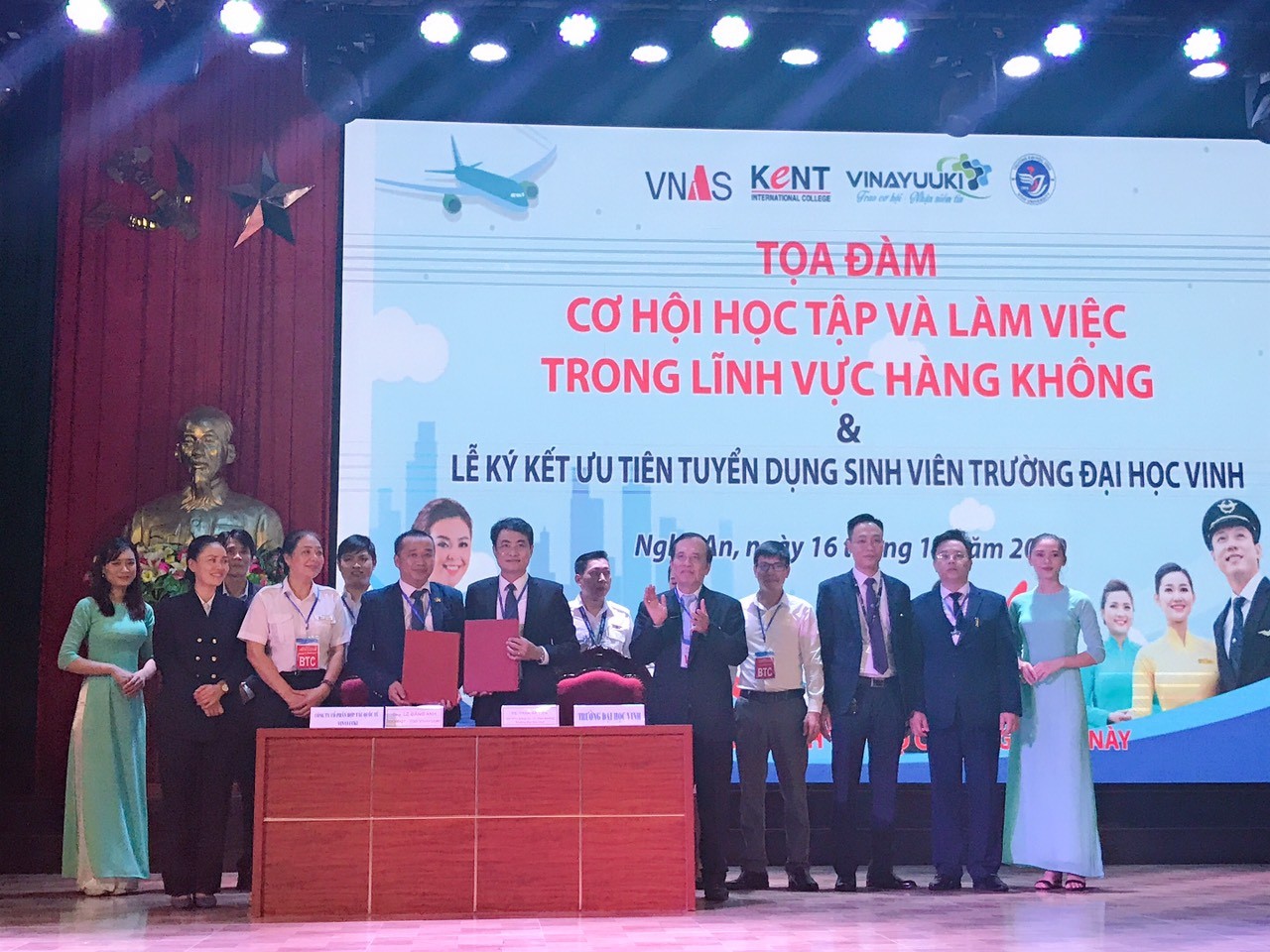 TKhai mạc tọa đàm “cơ hội học tập và việc làm ngành hàng không và lễ ký kết ưu tiên tuyển dụng sinh viên Đại học Vinh” tỉnh Nghệ An