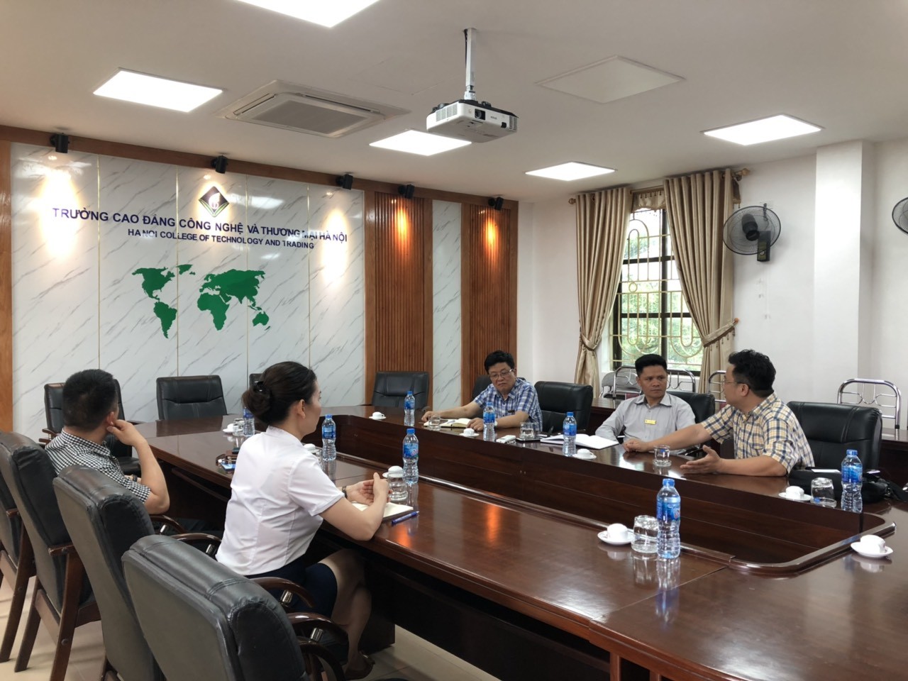 Buổi làm việc trao đổi về hợp tác giữa Công ty Cổ phần Đạo tạo Huấn luyện Nghiệp vụ Hàng không Việt Nam và Trường Cao đẳng Công nghệ và Thương mại Hà Nội