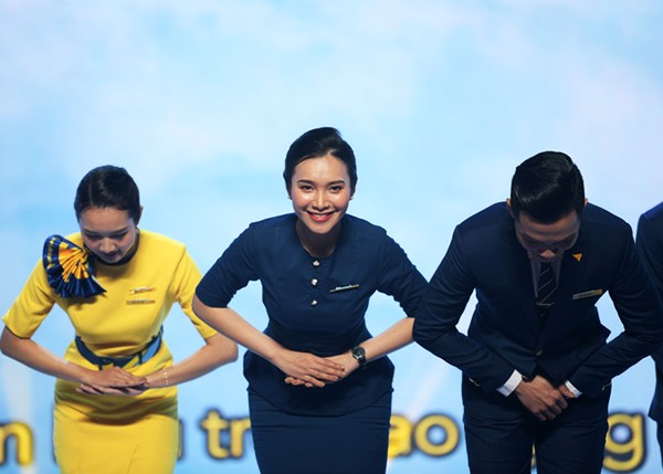 T"Giải mã" ý nghĩa tư thế chào và trang phục của đoàn tiếp viên Vietravel Airlines trong buổi lễ ra mắt