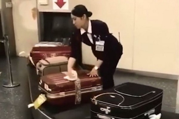 TLàm việc có tâm như nhân viên sân bay Nhật Bản, cẩn thận lau từng vali trên băng chuyền khiến ai nấy ngả mũ thán phục