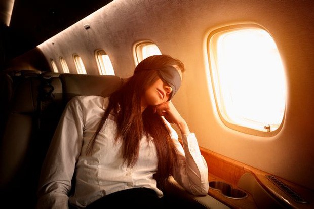 Tiếp viên hàng không lâu năm cảnh báo một thói quen tưởng rất bình thường nhưng lại vô vàn tác hại nên tránh khi đi máy bay