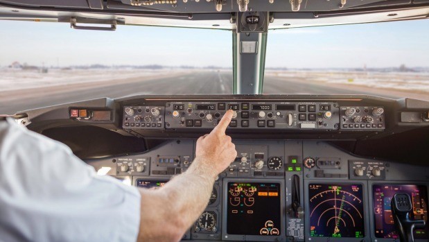 Tiếp viên có thể thay phi công lái máy bay?