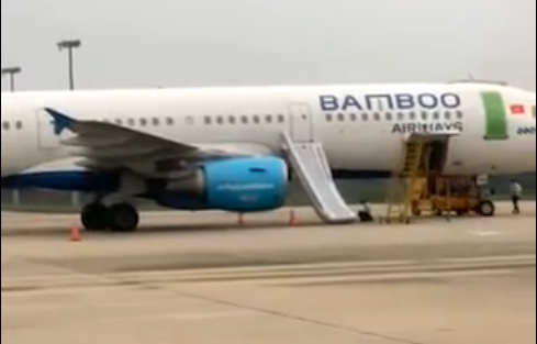 TMột hành khách bị phạt 15 triệu đồng khi tự ý mở cửa thoát hiểm máy bay Bamboo