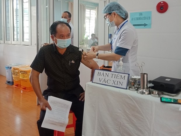 TNhân viên sân bay Tân Sơn Nhất, Pleiku được tiêm vaccine COVID-19