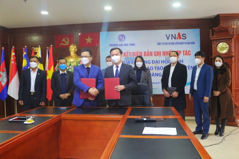 TTrường Đại học Vinh và Công ty CP Đào tạo huấn luyện Nghiệp vụ Hàng không (VNAS) tổ chức lễ ký kết biên bản ghi nhớ hợp tác