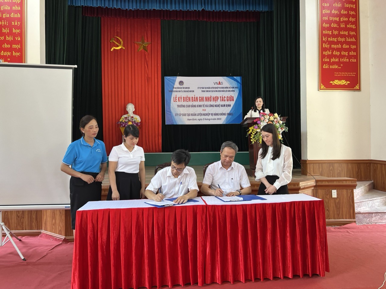 Lễ ký Biên bản ghi nhớ hợp tác giữa ông ty Cổ phần Đào tạo Huấn luyện Nghiệp vụ Hàng không Việt Nam và Trường Cao đẳng Kinh tế và Công nghệ Nam Định