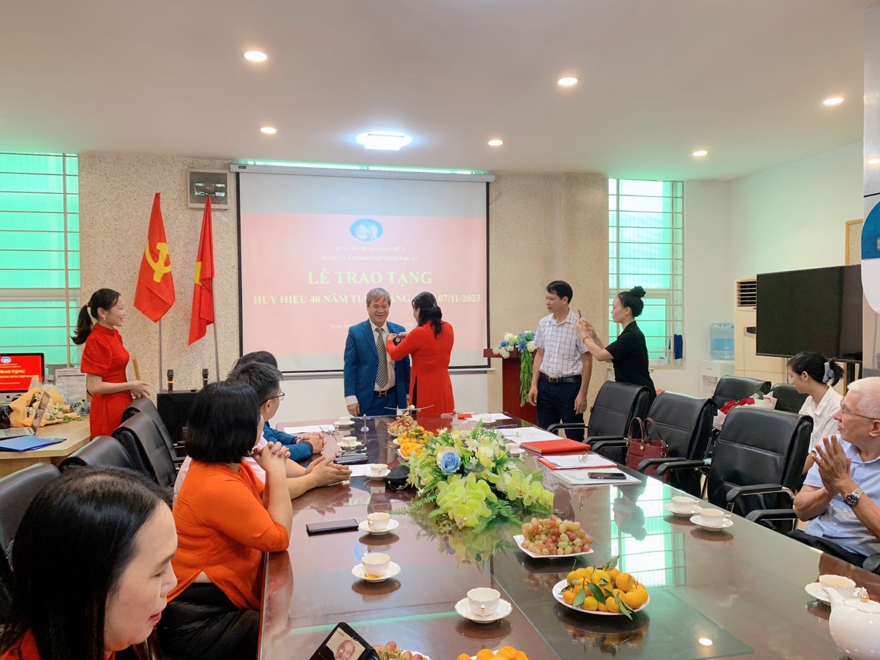 TBí thư Chi bộ Công ty Cổ phần Đào tạo Huấn luyện Nghiệp vụ Hàng không Việt Nam nhận Huy hiệu 40 năm tuổi Đảng