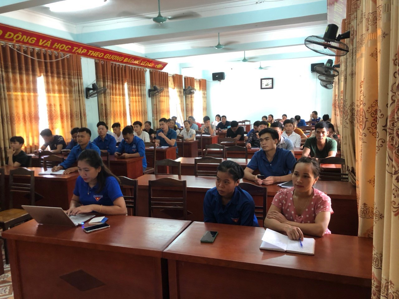 TVăn phòng Tư vấn và Tiếp nhận hồ sơ tỉnh Hà Giang tổ chức giới thiệu việc làm cho cán bộ đoàn thuộc trường học, cấp huyện và cấp xã