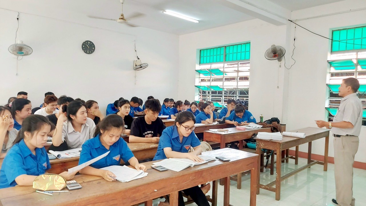 TTruyền thông hướng nghiệp cho gần 600 học sinh THPT trường Nguyễn Du, Đồng Xoài, Bình Phước