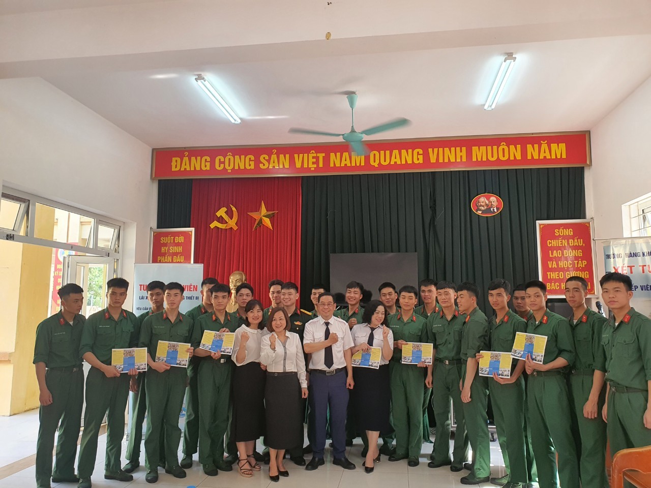 Tư vấn hướng nghiệp nghề cho chiến sỹ Đoàn 275- Bộ tư lệnh bảo vệ Lăng Chủ tịch Hồ Chí Minh