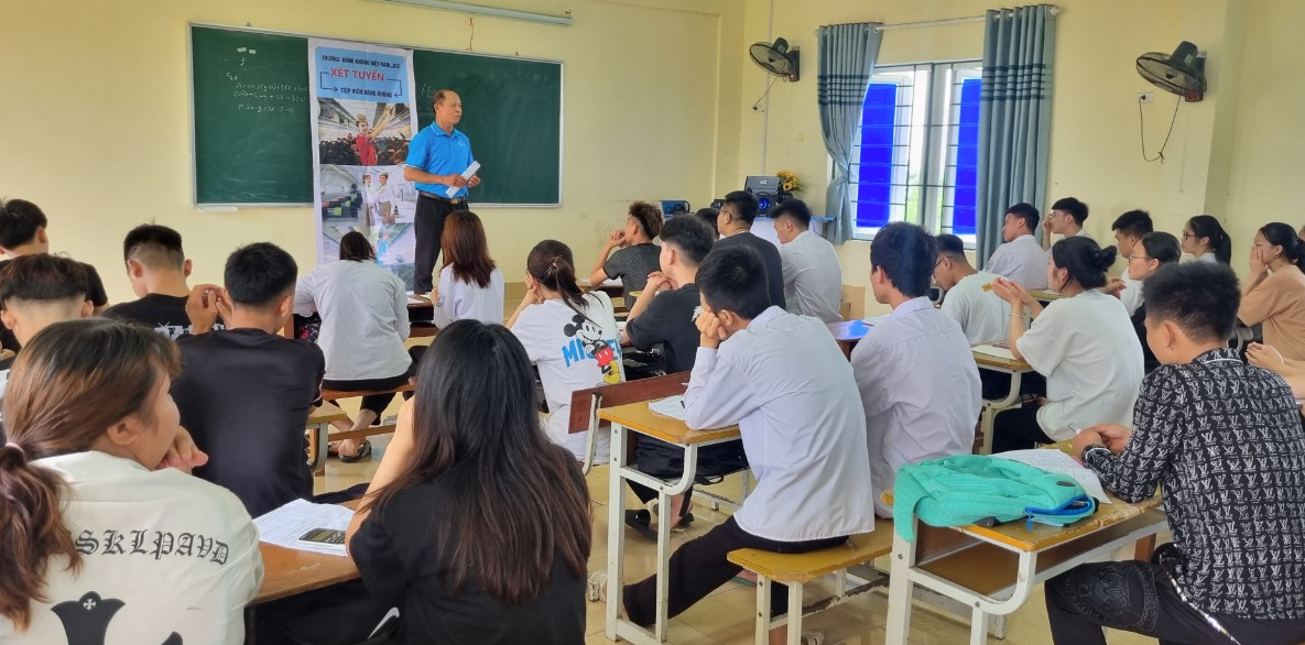 TVăn phòng đại diện công ty tại Hải Dương tổ chức hướng nghiệp cho học sinh lớp 12