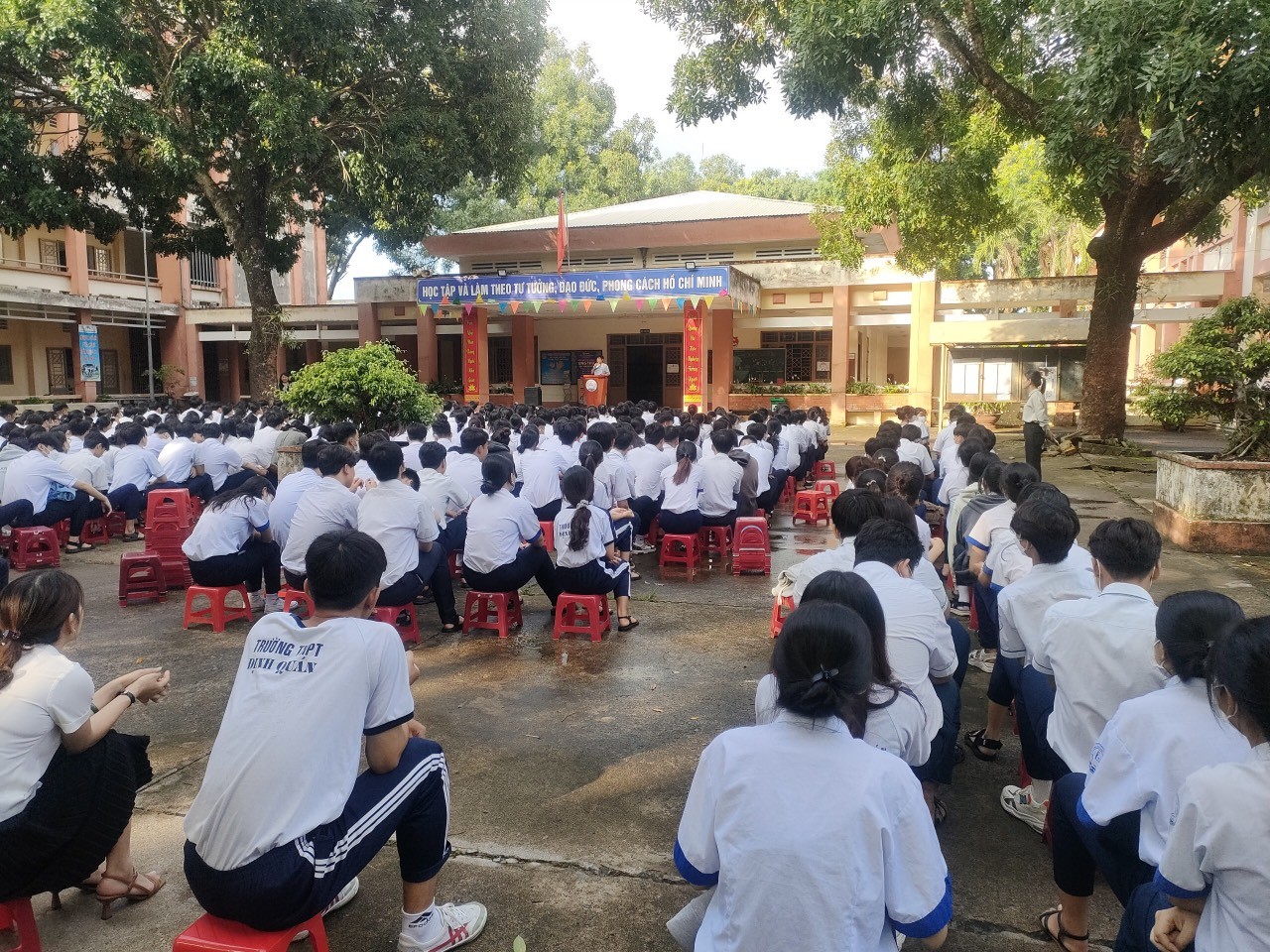 TVăn phòng Tuyển sinh và Tiếp nhận hồ sơ tỉnh Đồng Nai tổ chức tư vấn hướng nghiệp cho học sinh 10 trường THPT và 3 Trung tâm GDNN- GDTX