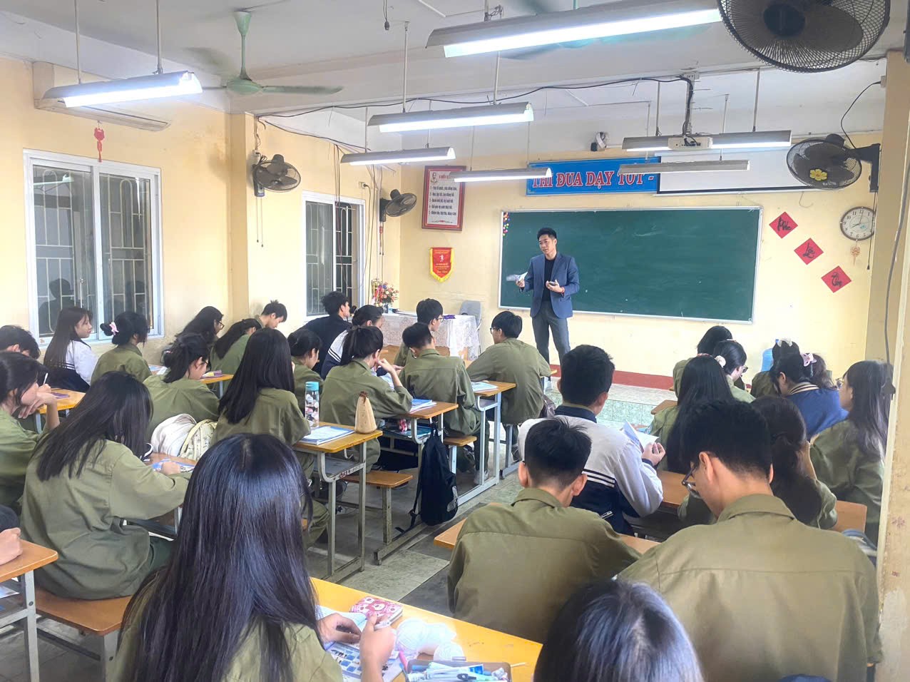 VĂN PHÒNG TUYỂN SINH HẢI DƯƠNG HƯỚNG NGHIỆP NGHỀ CHO HỌC SINH TRƯỜNG THPT NGUYỄN DU