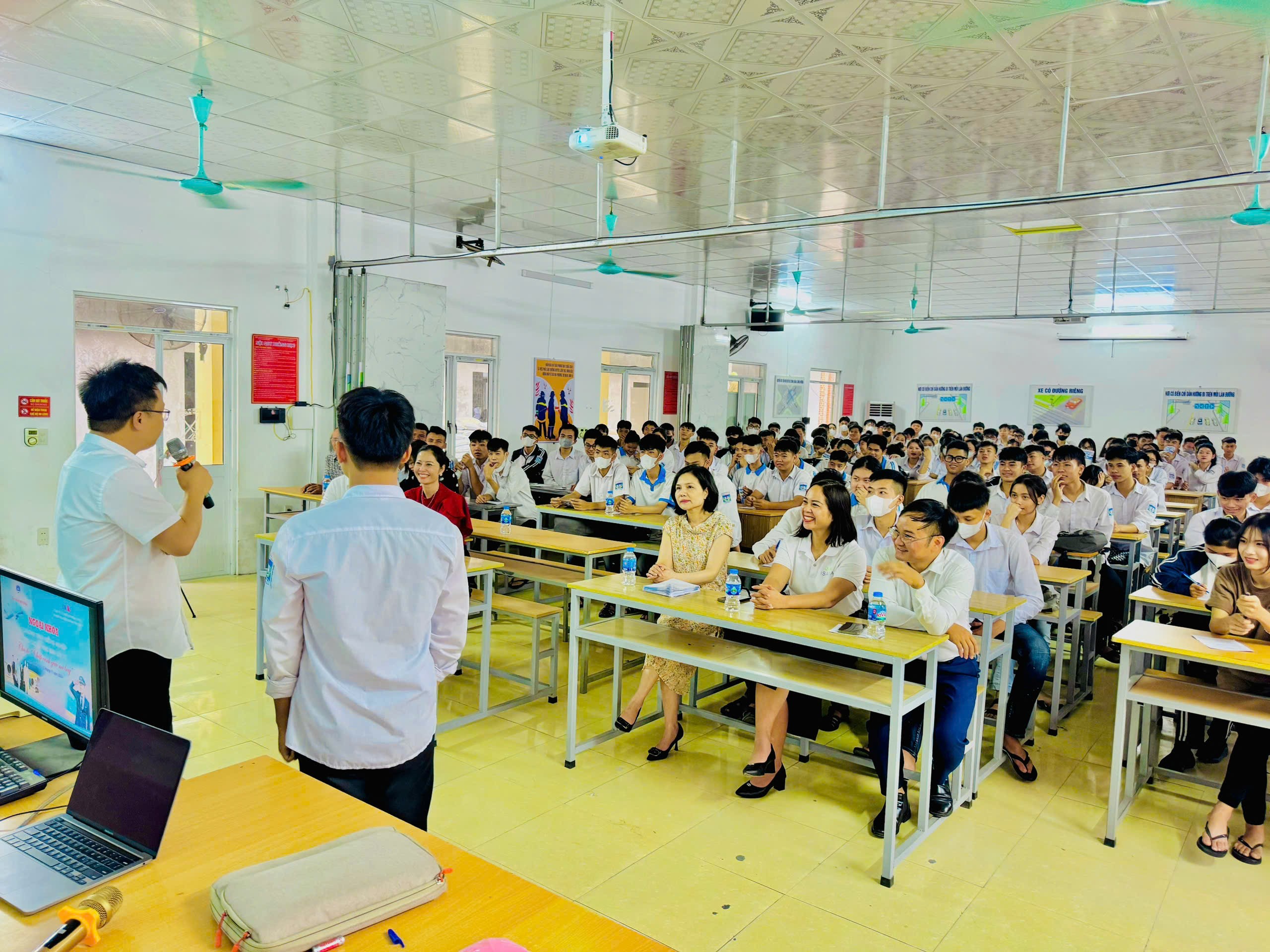 TƯ VẤN HƯỚNG NGHIỆP, CHỌN NGHỀ CHO HỌC SINH THPT PHAN BỘI CHÂU