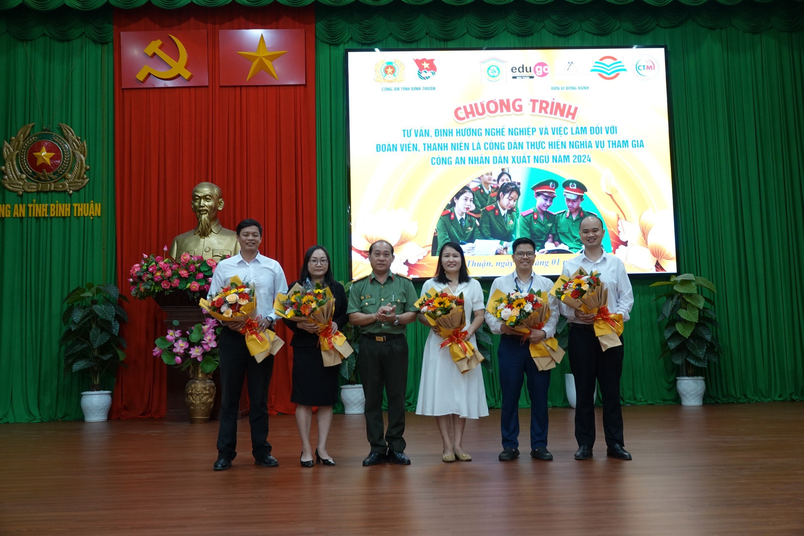 TVPTS Bình Thuận - Tư vấn, định hướng nghề nghiệp cho đoàn viên thanh niên là công dân thực hiện nghĩa vụ tham gia CAND xuất ngũ năm 2024