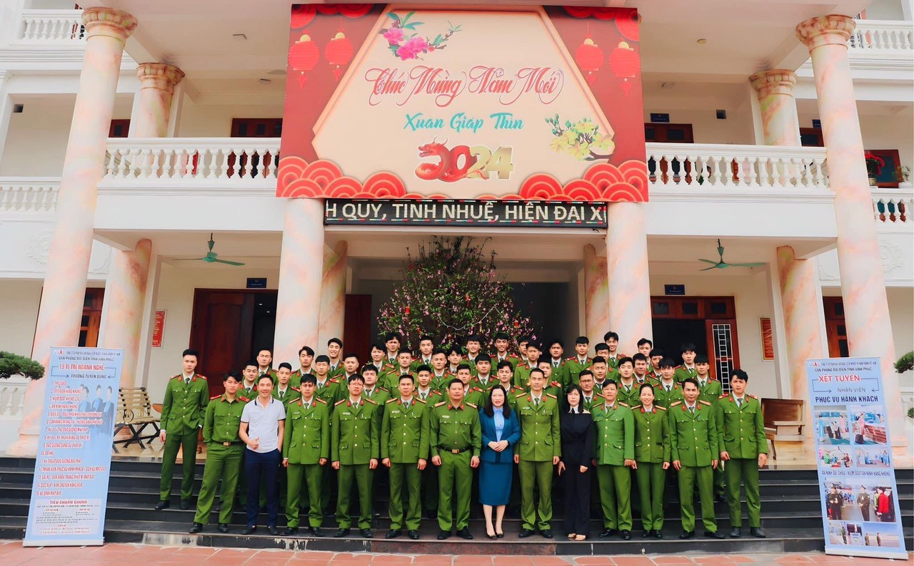 TTHLB-Ngày hội tư vấn dạy nghề và giới thiệu việc làm cho hạ sỹ quan, chiến sỹ nghĩa vụ CAND Trại giam Vĩnh Quang xuất ngũ năm 2024