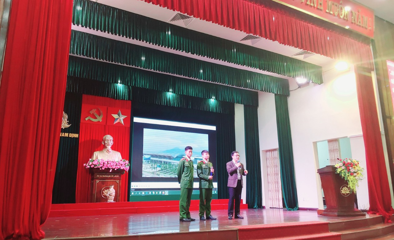 TTTCUNL-Tư vấn hướng nghiệp nghề cho hạ sỹ quan, chiến sỹ nghĩa vụ tại Công an tỉnh Nam Định