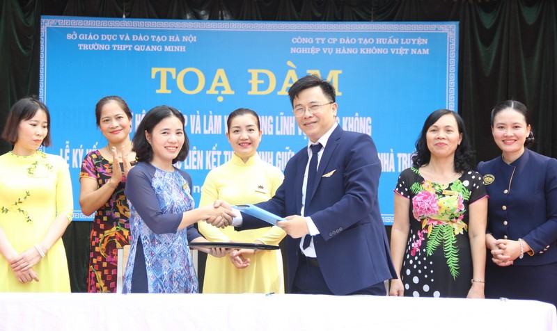 TLễ ký kết Biên bản ghi nhớ tuyển sinh giữa Trường THPT Quang Minh (Mê Linh, Hà Nội) với Công ty VNAS