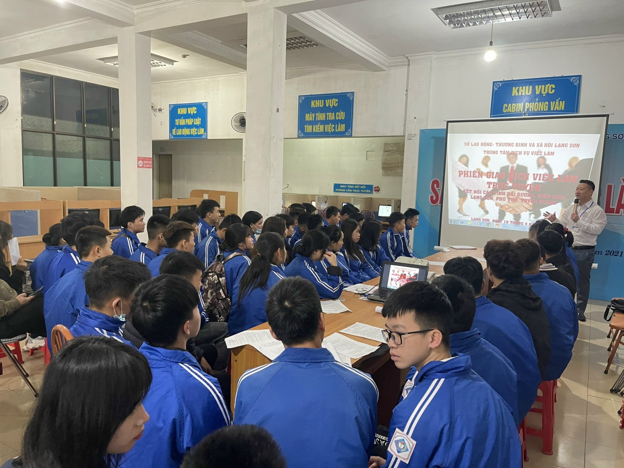 Trung tâm Dịch vụ Việc làm tỉnh Lạng Sơn thực hiện tư vấn, hướng nghiệp nghề hàng không cho học sinh THPT