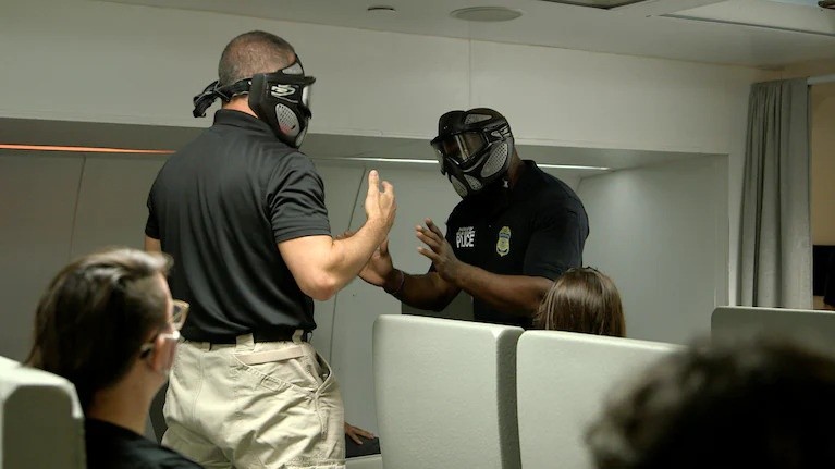 TNhiều hành khách hung hăng, tiếp viên hàng không Mỹ phải học võ tự vệ