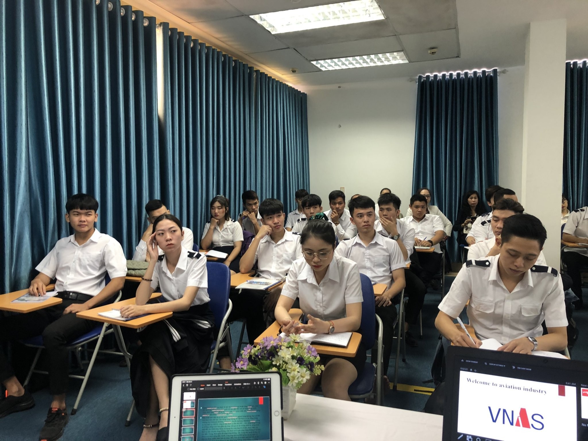 TMong muốn làm việc trong ngành Hàng không tại Việt Nam thì nên bắt đầu từ đâu?