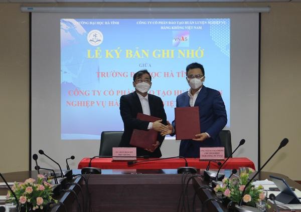 Trường Đại học Hà Tĩnh hợp tác với Công ty Cổ phần Đào tạo Huấn luyện Nghiệp vụ Hàng không Việt Nam