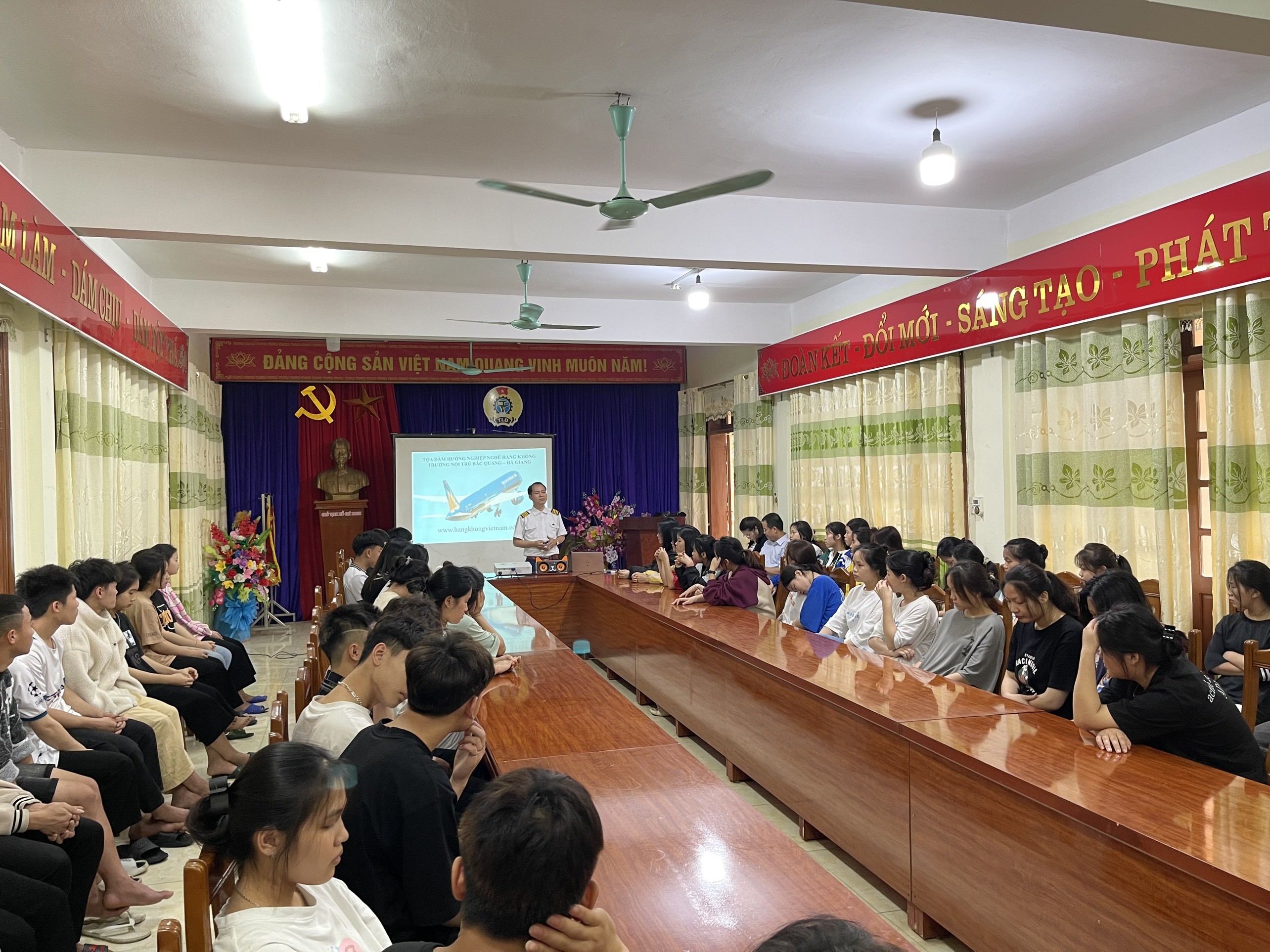 THướng nghiệp “chắp cánh ước mơ bay” cho học sinh Trường Dân tộc nội trú huyện Bắc Quang tỉnh Hà Giang