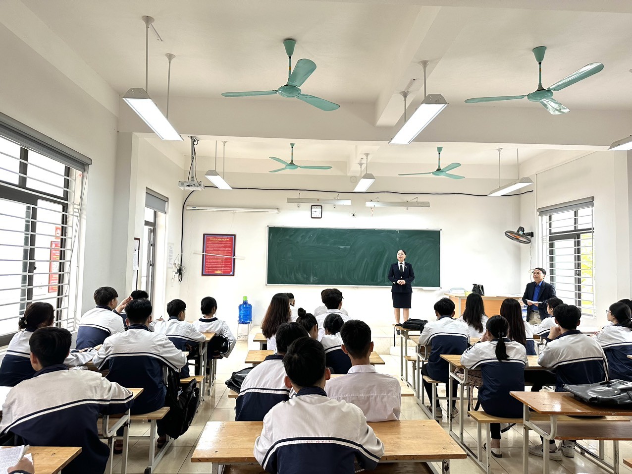 TTrung tâm Đào tạo và Cung ứng nhân lực hàng không cung cấp thông tin hữu ích về việc làm cho gần 300 em học sinh trường THPT Trần Hưng Đạo Tam Dương Vĩnh Phúc