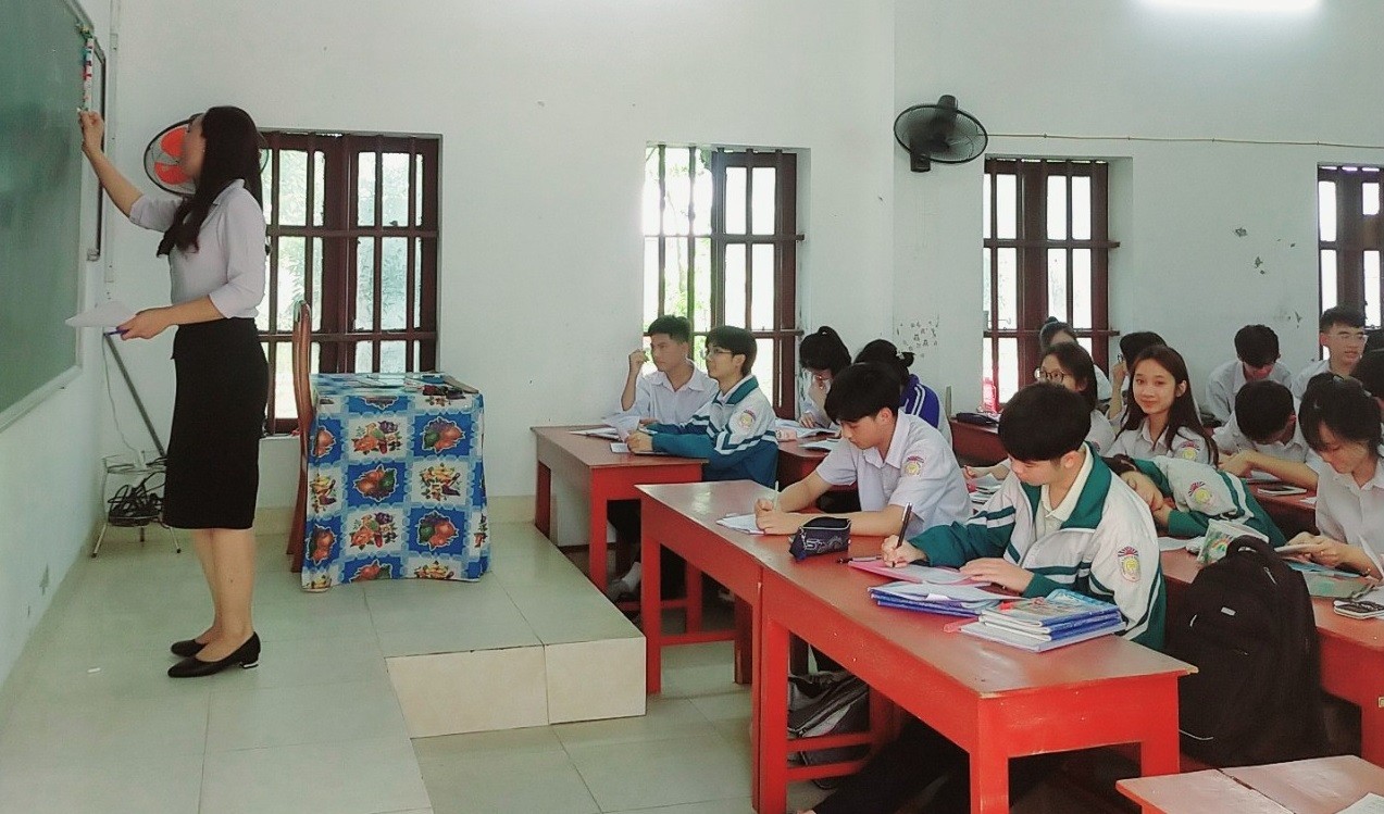 Trường THPT B Nghĩa Hưng Nam Định tổ chức Tư vấn hướng nghiệp nghề hàng không cho học sinh