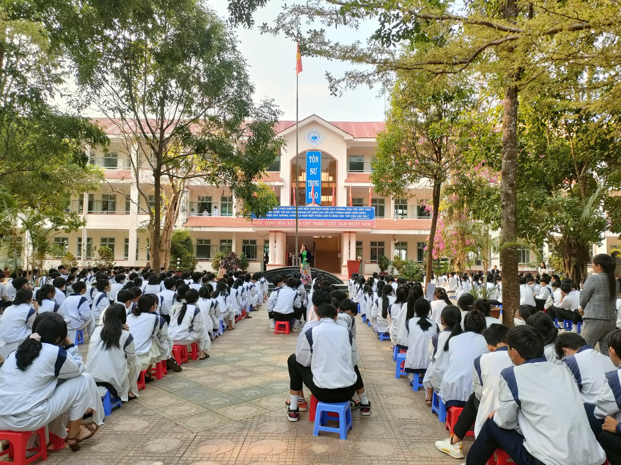Trường THPT Trần Quốc Tuấn thị trấn Đăk Hà huyện Đăk Hà tỉnh Kon Tum tổ chức chương trình hướng nghiệp cho học sinh