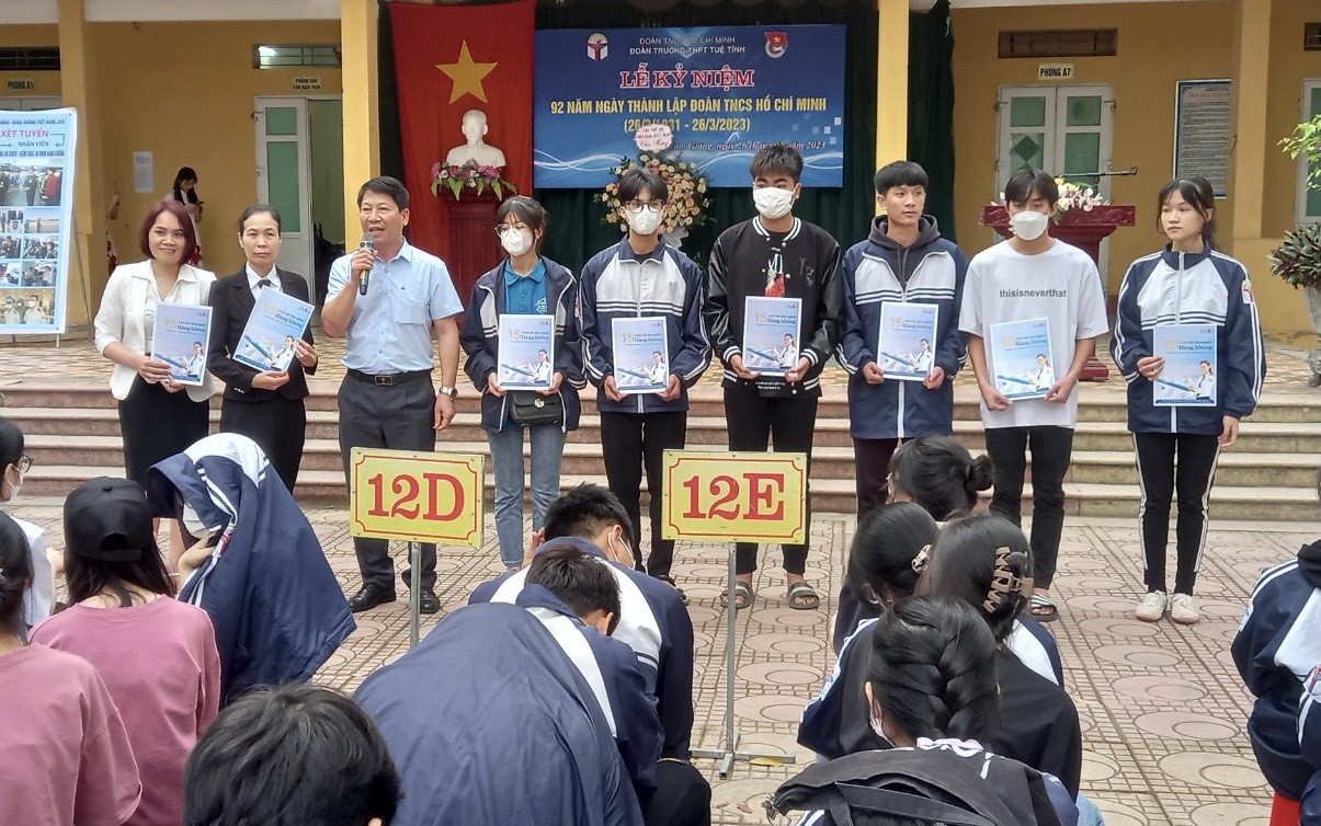 Định hướng nghề nghiệp cung cấp thông tin nhu cầu nhân lực hàng không cho học sinh trường THPT Tuệ Tĩnh, Cẩm Giàng tỉnh Hải Dương