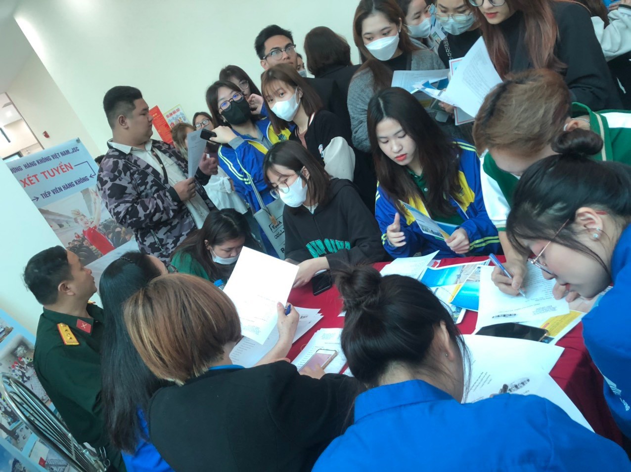 Gần 200 em học sinh, sinh viên đăng ký tham gia xét tuyển nghề hàng không tại sự kiện việc làm năm 2023 -Trường Đại học Hạ Long, Quảng Ninh